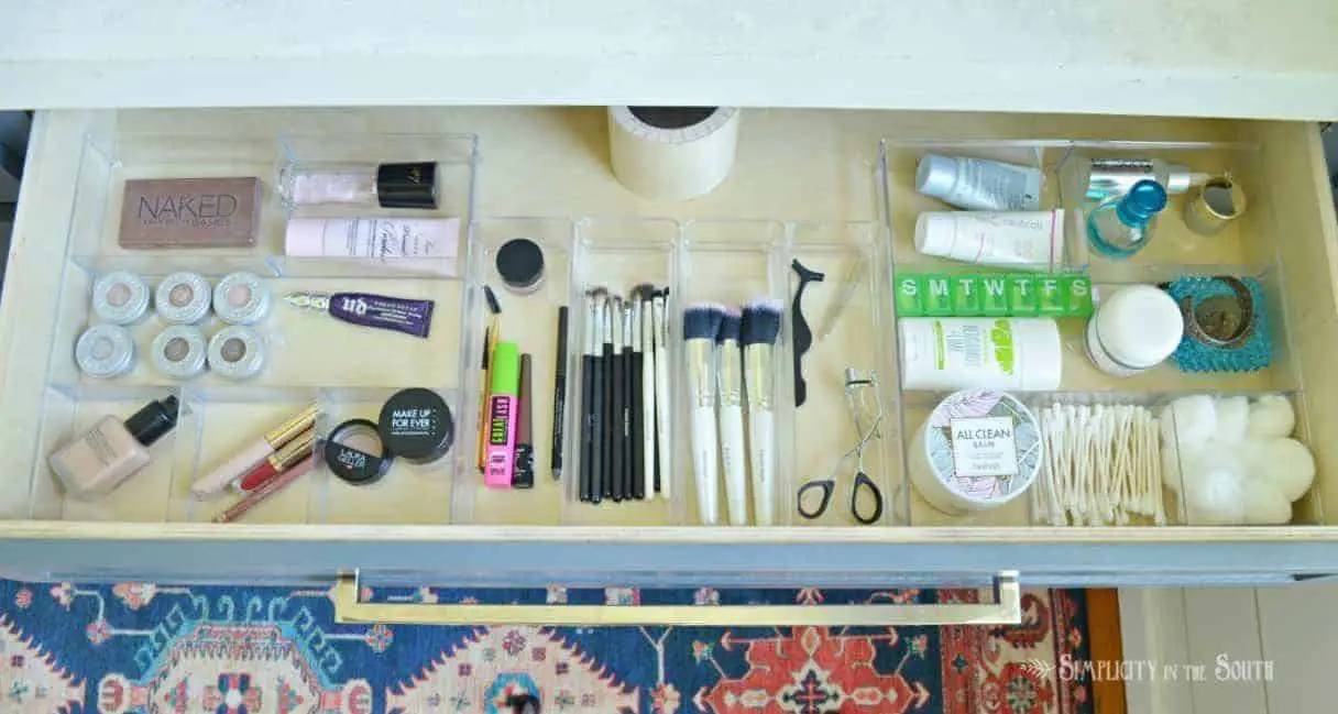 https://www.simplicityinthesouth.com/wp-content/uploads/2019/01/How-to-organize-your-bathroom-vanity-drawers-for-makeup.jpg
